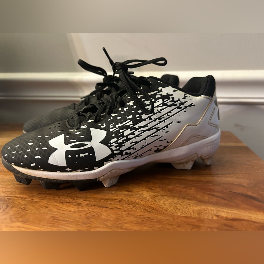 Under Armor Boys Baseball Cleats Size 4